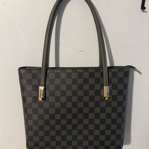 Stylish Checkered Tote Bag in Black and Gray